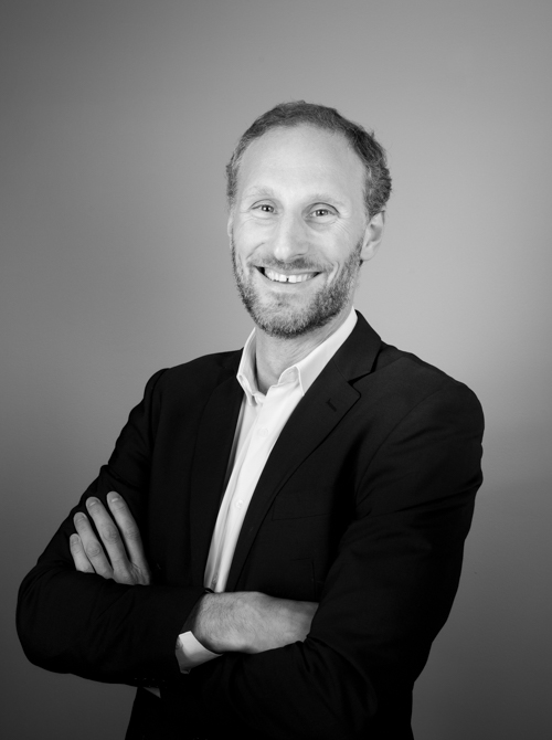 portrait d'un homme croisant les bras